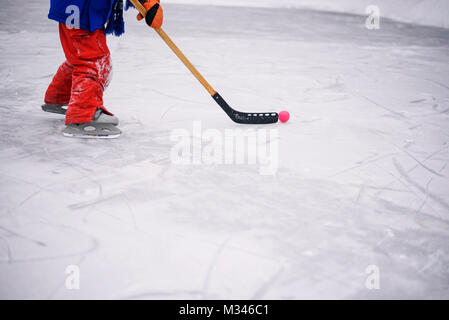 Close-up of a jambes du garçon jouer au hockey sur glace Banque D'Images