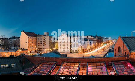 Helsinki, Finlande. Vue sur Rue Pohjoisranta et refait l'ancien bâtiment pour salle de banquet à soir Illuminations. Banque D'Images