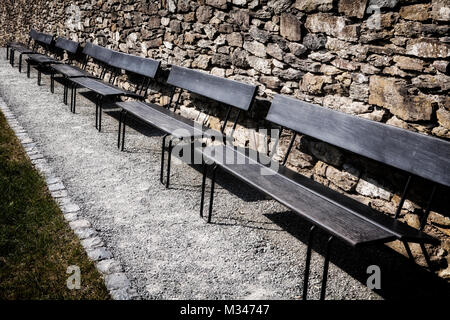Des bancs de parc vide, Allemagne Banque D'Images