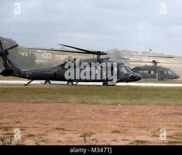 La Garde nationale du Texas UN UH-60 Blackhawk transporté près de deux douzaines d'état et de membres du personnel pour legistlative fédéral Journée de l'armée au Camp Swift près de Bastrop, Texas, le 20 novembre, 2014. Pour la journée, la Garde côtière canadienne a accueilli les membres du personnel pour leur montrer les différents aspects d'un garde son emploi. (Photo de la Garde nationale aérienne par Slt Alicia M. Lacy/libérés) 141120-Z-NC104-272 par Texas Département militaire Banque D'Images