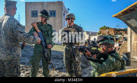 Soldats avec 7e Brigade d'infanterie de marine de Singapour et du 1er Bataillon, 5e Régiment de Marines d'élaborer une stratégie de réaction en cas d'attaques simulées explosif improvisé au cours de l'exercice Valiant Mark à bord Marine Corps Base, Camp Pendleton, Californie, le 6 décembre 2014. Mark vaillant aux États-Unis et améliore l'ensemble des forces armées de Singapour à travers la préparation au combat et au tir réel terrain urbain de formation ainsi que la familiarisation des opérations amphibies. (U.S. Marine Corps photo par Lance Cpl. Danielle Rodrigues) Soldats de Singapour et de Marines américains entraînent au Camp Pendleton par # PACOM Banque D'Images