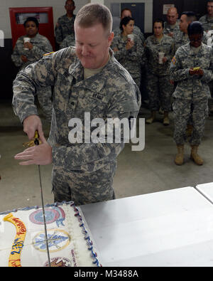 Le Sgt. George Bray, 36e Division d'infanterie, Texas Army National Guard, tranches d'un sabre dans le gâteau, pour célébrer le 378e anniversaire de la Garde nationale, le 11 décembre 2014, au Camp Mabry à Austin, Texas. 141211-Z-NC104-183 par Texas Département militaire Banque D'Images