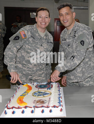 L'Adjudant-chef 2 Sheila Davis et le Colonel James Nugent, tant avec la 36e Division d'infanterie, Texas Army National Guard, travailler ensemble pour couper le gâteau, célébrant le 378e anniversaire de la Garde nationale, le 11 décembre 2014, au Camp Mabry à Austin, Texas. 141211-Z-NC104-205 par Texas Département militaire Banque D'Images