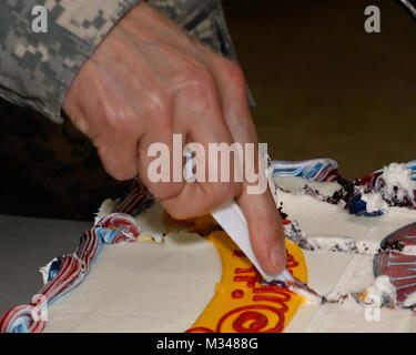 L'Adjudant-chef 2 Sheila Davis et le Colonel James Nugent, tant avec la 36e Division d'infanterie, Texas Army National Guard, travailler ensemble pour couper le gâteau, célébrant le 378e anniversaire de la Garde nationale, le 11 décembre 2014, au Camp Mabry à Austin, Texas. 141211-Z-NC104-211 par Texas Département militaire Banque D'Images