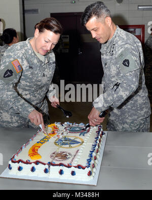 L'Adjudant-chef 2 Sheila Davis et le Colonel James Nugent, tant avec la 36e Division d'infanterie, Texas Army National Guard, travailler ensemble pour couper le gâteau, célébrant le 378e anniversaire de la Garde nationale, le 11 décembre 2014, au Camp Mabry à Austin, Texas. 141211-Z-NC104-215 par Texas Département militaire Banque D'Images