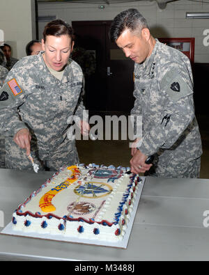 L'Adjudant-chef 2 Sheila Davis et le Colonel James Nugent, tant avec la 36e Division d'infanterie, Texas Army National Guard, travailler ensemble pour couper le gâteau, célébrant le 378e anniversaire de la Garde nationale, le 11 décembre 2014, au Camp Mabry à Austin, Texas. 141211-Z-NC104-217 par Texas Département militaire Banque D'Images