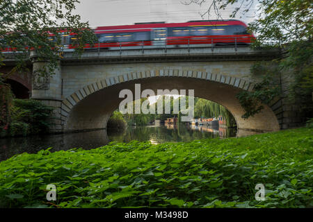 Un train de voyageurs s'exécute sur un pont dans le Tiergarten, Berlin 2017. Banque D'Images