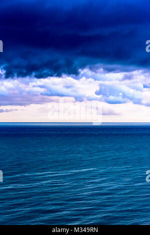 Hydropanorama de l'Aqua le lever du soleil. Un effet calmant et minimaliste aux tons marins tranquille de vert, aqua, bleu et turquoise. Banque D'Images