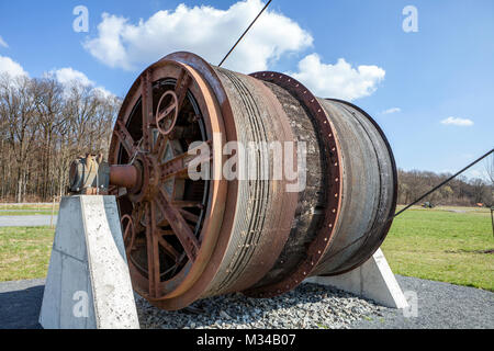 Le tambour du treuil de l'Barbaraturm tower, une tour de l'arbre historique, Steinberger Höhe, Malberg, Rhénanie-Palatinat, Allemagne Banque D'Images