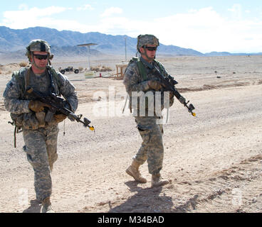 Le s.. Andrew Cunningham, un peloton de génie le sergent avec la société B, 6e bataillon du génie de la Brigade, 4e Brigade Combat Team (Airborne), 25e Division d'infanterie basée à Joint Base Elmendorf-Richardson, Alaska et originaire de Cincinnati, Ohio, et la FPC. Michael Long, normalement un bras pour l'exploitant de mines Déminage Buffalo véhicule protégé (MPCV) avec la société B, 6e, 4e BEB BCT (ABN), l'ID 25 de JBER et originaire de Santa Cruz, Californie, la conduite d'un engin explosif improvisé à pied vélo opérations de déminage le 31 janvier 2015. 6e BEB est l'une des nombreuses unités de l'ensemble de l'armée pour Banque D'Images