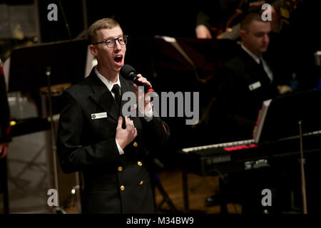 MACON, ga (fév. 22, 2015) 1ère classe musicien Adam Whitman, de Webster, Fla., effectue au cours d'un point de la mer bande marine performance à Willingham Auditorium de Mercer University à Macon, Ga la U.S. Navy Band chalumeaux mer chorus est sur un 19-tour de ville du sud-est des États-Unis (U.S. Photo par marine Chef Adam Grimm/libérés) 150222-N-LC494-021 par United States Navy Band Banque D'Images