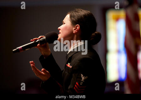 MACON, ga (fév. 22, 2015) Musicien 1ère classe Antje agriculteur, de Redmond, Washington, effectue au cours d'une bande marine chalumeaux mer performance à Willingham Auditorium de Mercer University à Macon, Ga la U.S. Navy Band chalumeaux mer chorus est sur un 19-tour de ville du sud-est des États-Unis (U.S. Photo par marine Chef Adam Grimm/libérés) 150222-N-LC494-033 par United States Navy Band Banque D'Images