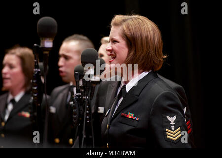 SAVANNAH, ga (fév. 23, 2015) 1ère classe Stothoff Musicien Jennifer, de Roanoke, en Virginie, se produit avec la Marine Mer Bande chalumeaux chorus lors d'un concert à l'Université d'état d'Armstrong à Savannah, GA, la U.S. Navy Band chalumeaux mer chorus est sur un 19-tour de ville du sud-est des États-Unis (U.S. Photo par marine Chef Adam Grimm/libérés) 150223-N-LC494-039 par United States Navy Band Banque D'Images