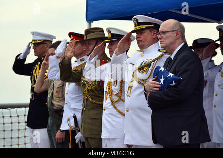150301-N-ZZ999-035 SUNDA STRAIT (Mar. 1, 2015) - Les participants à une cérémonie de dépôt de gerbes, qui a eu lieu en commémoration du 73 e anniversaire de la bataille de Sunda Strait, militaires durant la lecture des tarauds à bord du destroyer lance-missiles USS Sampson (DDG 102). Des représentants de l'Australie, les États-Unis et l'Indonésie ont visité les tombes de HMAS Perth (D 29) et USS Houston (CA 30) qui ont été coulés la lutte contre les forces de la marine japonaise le 1 mars 1942. Plus de 1 000 marins australiens et américains ont donné leur vie au cours de la bataille. U.S. Navy photo de réparateur de machines 3 Classe Matthieu Schneider. (RELEA Banque D'Images