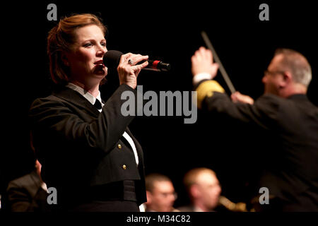 LAKELAND, Floride (4 mars 2015) Musicien 1ère classe Stothoff Jennifer, de Roanoke, Virginie, chante l'hymne national avec la U.S. Navy Band pendant un concert au Centre Lakeland de Lakeland, en Floride dans la U.S. Navy Band parcourt le sud-est des États-Unis, avec des représentations dans 32 villes. (U.S. Photo par marine Chef Adam Grimm/libérés) 150304-N-LC494-023 par United States Navy Band Banque D'Images