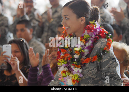 Airman Senior Mariah Akau avec le 154e FSS est reconnue comme l'Aviateur de l'année à l'occasion du prix. Ole Launa Le California Air National Guard's Ole Launa trophées récompensent les meilleurs artistes individuels et d'équipe pour la dernière année. Le 2014 les gagnants ont été annoncés lors d'une Mars 8th, 2015 cérémonie à Joint Base Harbor-Hickam Pearl. (U.S. Photo de la Garde nationale aérienne Aviateur Senior Orlando Corpuz) 150308-Z-PW099-007 par Virginia Air National Guard Banque D'Images