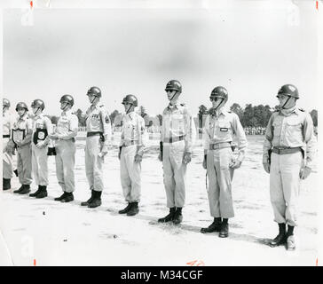 FORT MCCLELLAN, Alabama, le 20 août 1955 - L'Etat et 3une carabine team champions à partir de la 48ème Infantry Diviaion formation annuelle. De gauche à droite : sgt. Jeff Moore, le Lieutenant Ed T. Ashley, Master Sgt. James R. Leverett, Sgt. 1re classe Frank E. Watts (capitaine de l'équipe), le Cpl. Harold Davenport, le lieutenant Harold Carlisle, et Sgt. 1re classe William R. Hartley Marksmanship Awards par la Garde nationale de Géorgie Banque D'Images