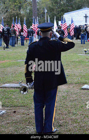 Le clairon pour la garde nationale de la Louisiane salue d'honorer un soldat l'Adjudant-chef 4 George David Strother at Alexandria Memorial Gardens à Alexandria, Louisiane, le 26 mars 2015. Strother a été tué avec trois autres gardes et sept Marines dans un Black Hawk UH-60M écraser dans le Santa Rosa Sound, Navarre, en Floride, le 10 mars 2015. (U.S. Photo de la Garde nationale par la CPS. Joshua Barnet la garde nationale de la Louisiane, le Bureau des affaires publiques/libérés) L bis de la Garde nationale, en l'honneur d'un de la communauté native d'Alexandrie par la Garde nationale de la Louisiane Banque D'Images