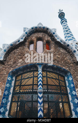 Barcelone Espagne SEPT 2017 - Détail de la mosaïque colorée de travail Le Parc Guell. En 1984, l'UNESCO a déclaré le parc un Site du patrimoine mondial en vertu de Œuvres d'Antoni Banque D'Images