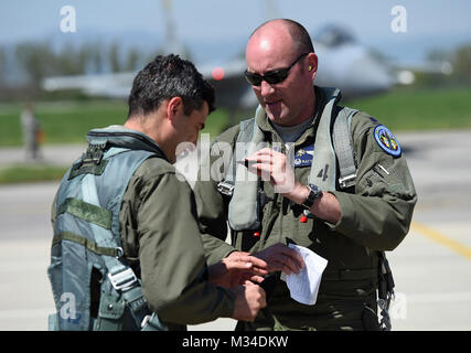 Louisiane Air National Guard, le Lieutenant-colonel Matt Rippen 159e groupe d'opérations de change, commandant de correctifs à un pilote de MiG-29 bulgare de revenir après une mission de formation à Graf Ignatievo Air Base, près de Plovdiv, Bulgarie, le 20 avril 2015. 2015 Eagle Thrace est destiné à améliorer l'interopérabilité avec la Bulgarie et de maintenir l'état de préparation conjointe avec alliés de l'OTAN. (U.S. Air National Guard photo par le Sgt. M. Toby Valadie, 159e Public Affairs Office/libérés) 150420-Z-VU La Garde nationale de la Louisiane par198-204 Banque D'Images