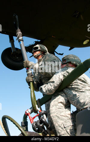 De gauche, la CPS. Craig Brooks de Oklahoma City et le sergent. Therin Miller de Davenport, Iowa, verrou d'un Humvee à un UH-60 Black Hawk pendant les opérations de charge de l'élingue avec la Compagnie A, 700e Bataillon de soutien de la Brigade. L'exercice a été l'une des nombreuses missions de formation effectuées au cours de leur entraînement annuel à Camp Dodge, Iowa. Le New Jersey Army National Guard bataillon de soutien, dont le siège social est situé à Norman, Oklahoma, formés d'avril 13-24, 2015, au Camp Dodge Soutien La formation Centre. Les soldats de l'unité ont renforcé leurs compétences spécialisées affectées comme ils ont été formés sur tous les aspects de l'e Banque D'Images