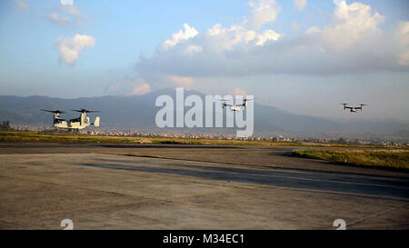 U.S. Marine V-22 Ospreys voler dans l'aéroport international de Tribhuvan à Katmandou, Népal, 3 mai. Les Marines américains a également porté un Huey UH-1N, outils et équipement pour soutenir le gouvernement du Népal. Le Gouvernement népalais a demandé l'aide du gouvernement américain après un séisme de magnitude 7,8 a frappé leur pays, le 25 avril. Les marines sont à l'Escadron d'attaque de chasseurs tout temps, 242 aéronefs maritimes Groupe 12, je l'aile Marine, III Marine Expeditionary Force. (U.S. Marine Corps photo par Lance Cpl. Mandaline Hatch/libérés) PACOM arrivent d'aéronefs à Katmandou pour soutenir le Népal séisme reli Banque D'Images