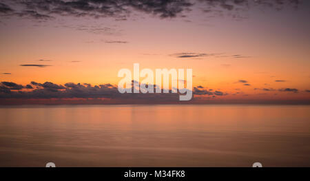 Un effet calmant, relaxant seascape oceanscape coucher du soleil montrant une mer bleue, bleu océan. Les couleurs apaisantes ferait une grande image de fond dans votre maison. Banque D'Images