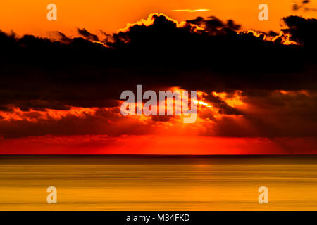 Un effet calmant, relaxant seascape oceanscape coucher du soleil montrant une mer bleue, bleu océan. Les couleurs apaisantes ferait une grande image de fond dans votre maison. Banque D'Images