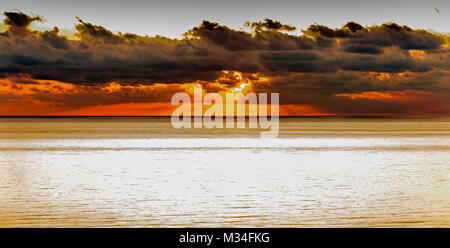 Un effet calmant, relaxant seascape oceanscape coucher du soleil montrant une mer bleue, bleu océan. Les couleurs apaisantes ferait une grande image de fond dans votre maison. Banque D'Images