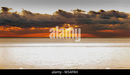 Un effet calmant, relaxant seascape oceanscape coucher du soleil montrant une mer bleue, bleu océan. Les couleurs apaisantes ferait une grande image de fond dans votre maison. Banque D'Images