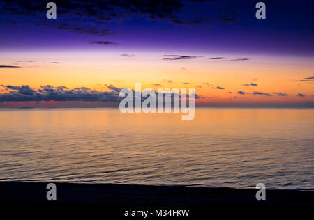 Un effet calmant, relaxant seascape oceanscape coucher du soleil montrant une mer bleue, bleu océan. Les couleurs apaisantes ferait une grande image de fond dans votre maison. Banque D'Images