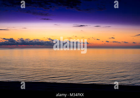 Un effet calmant, relaxant seascape oceanscape coucher du soleil montrant une mer bleue, bleu océan. Les couleurs apaisantes ferait une grande image de fond dans votre maison. Banque D'Images