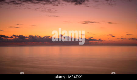 Un effet calmant, relaxant seascape oceanscape coucher du soleil montrant une mer bleue, bleu océan. Les couleurs apaisantes ferait une grande image de fond dans votre maison. Banque D'Images