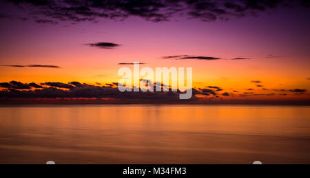 Un effet calmant, relaxant seascape oceanscape coucher du soleil montrant une mer bleue, bleu océan. Les couleurs apaisantes ferait une grande image de fond dans votre maison. Banque D'Images