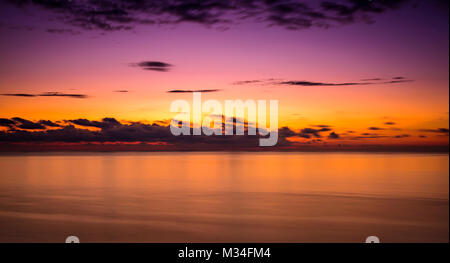 Un effet calmant, relaxant seascape oceanscape coucher du soleil montrant une mer bleue, bleu océan. Les couleurs apaisantes ferait une grande image de fond dans votre maison. Banque D'Images