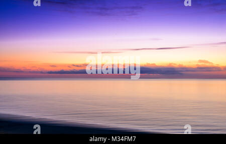 Un effet calmant, relaxant seascape oceanscape coucher du soleil montrant une mer bleue, bleu océan. Les couleurs apaisantes ferait une grande image de fond dans votre maison. Banque D'Images