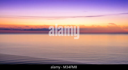 Un effet calmant, relaxant seascape oceanscape coucher du soleil montrant une mer bleue, bleu océan. Les couleurs apaisantes ferait une grande image de fond dans votre maison. Banque D'Images