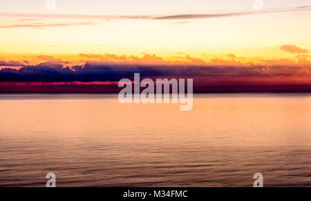 Un effet calmant, relaxant seascape oceanscape coucher du soleil montrant une mer bleue, bleu océan. Les couleurs apaisantes ferait une grande image de fond dans votre maison. Banque D'Images