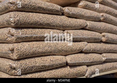 Avec la biomasse en bois Sacs ful en lignes Banque D'Images