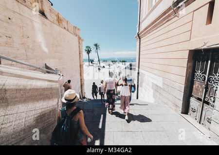 Les touristes à pied dans la capitale de la Sardaigne Banque D'Images