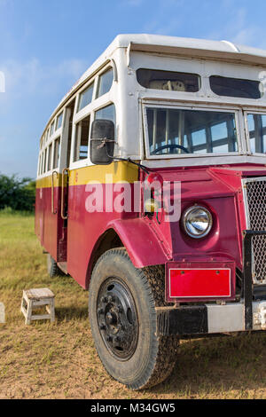 Bagan, Myanmar - 12 octobre 2016 : bus touristique qui amène les clients des ballons sur Bagan' 'entreprise de point de lancement de ballons à Bagan, Birmanie Banque D'Images