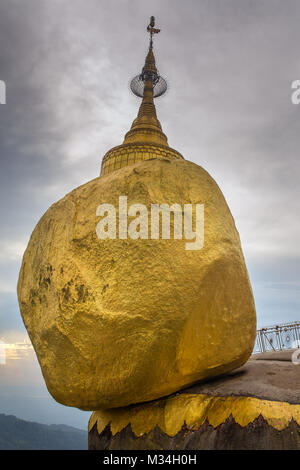 Pagode Kyaiktiyo ou Kyaikhtiyo Golden rock, au Myanmar. Banque D'Images