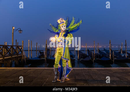 Venise, Italie 9 Février, 2018. Les personnes en costumes posent à l'aube d'un matin brumeux près de St Mark's Squarei au cours de Carnaval de Venise. Credit : Carol Moir / Alamy Live News. Banque D'Images