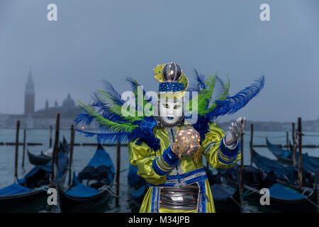 Venise, Italie 9 Février, 2018. Les personnes en costumes posent à l'aube d'un matin brumeux près de St Mark's Squarei au cours de Carnaval de Venise. Credit : Carol Moir / Alamy Live News. Banque D'Images