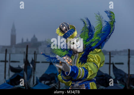 Venise, Italie 9 Février, 2018. Les personnes en costumes posent à l'aube d'un matin brumeux près de St Mark's Squarei au cours de Carnaval de Venise. Credit : Carol Moir / Alamy Live News. Banque D'Images