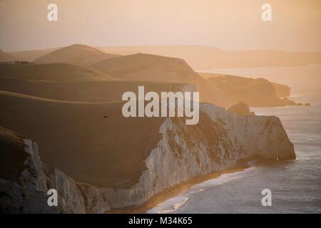 Nothe blanc, Dorset, UK. 9 Feb 2018. Météo britannique. Le vent froid de commencer la journée sur la côte sud de Dorset . Crédit : Dan Tucker/Alamy Live News Banque D'Images