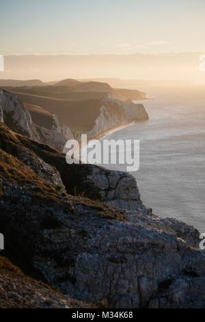 Nothe blanc, Dorset, UK. 9 Feb 2018. Météo britannique. Le vent froid de commencer la journée sur la côte sud de Dorset . Crédit : Dan Tucker/Alamy Live News Banque D'Images