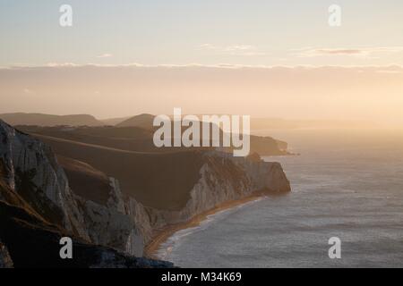 Nothe blanc, Dorset, UK. 9 Feb 2018. Météo britannique. Le vent froid de commencer la journée sur la côte sud de Dorset . Crédit : Dan Tucker/Alamy Live News Banque D'Images