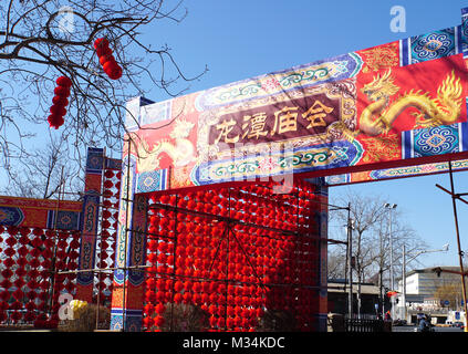 Beijing, Beijing, Chine. Feb 8, 2018. Beijing, Chine 8 février 2018 : Le lac Longtan Park est décoré pour la foire du temple qui se tiendra lors du Festival du printemps. Crédit : SIPA Asie/ZUMA/Alamy Fil Live News Banque D'Images