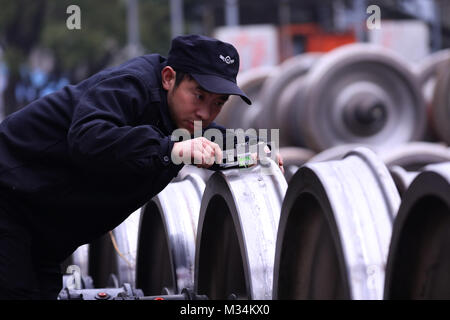 Wuhan, Wuhan, Chine. Feb 9, 2018. Wuhan, Chine 21ème Février 2018 : Des techniciens vérifier le train wheels à Wuhan, province du Hubei en Chine centrale, à assurer la sécurité du train en marche durant Spring Festival billet rush. Crédit : SIPA Asie/ZUMA/Alamy Fil Live News Banque D'Images